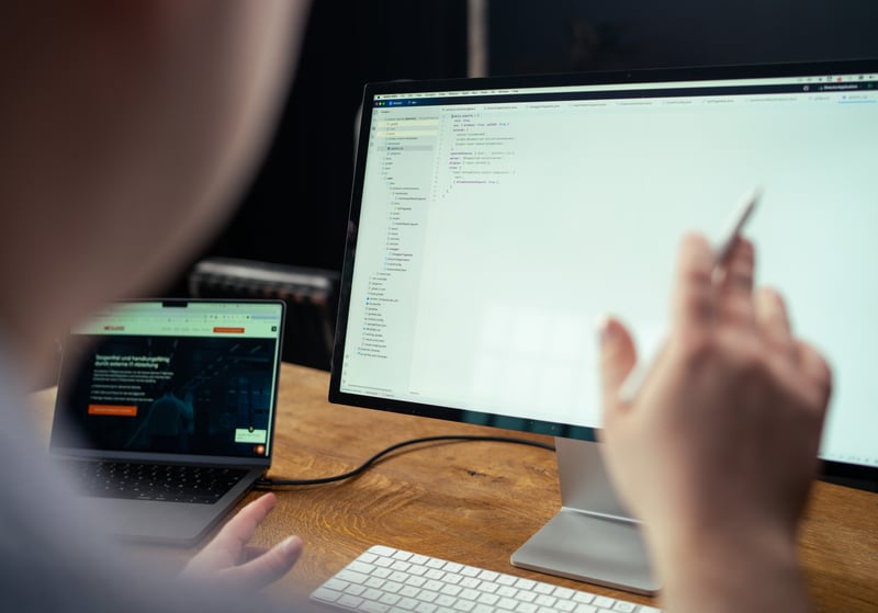 Blick über die Schulter auf einen Monitor mit einer Konfiguration
